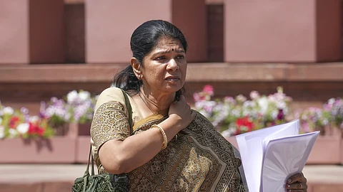 நாடாளுமன்ற வளாகத்தில் கனிமொழி