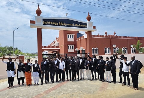 ராமேசுவரத்தில் கண்டன ஆர்ப்பாட்டத்தில் ஈடுபட்ட  வழக்குரைஞர் சங்கத்தினர்.