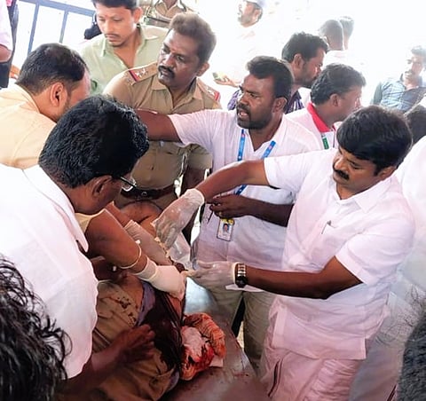 ஜல்லிக்கட்டு மாடு முட்டியதில் படுகாயம் அடைந்த  காவல் ஆய்வாளர் சந்திரசேகரனுக்கு முதலுதவி செய்யும் அதிமுக முன்னாள் அமைச்சர் சி. விஜயபாஸ்கர்