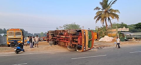 நத்தம் அருகே பாரம் தாங்காமல் சாக்கடை உடைந்து கவிழ்ந்த லாரி