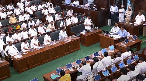 வெளிமாநிலங்களுக்கு நகரும் தொழில் நிறுவனங்கள்: திமுக-அதிமுக கடும் விவாதம்