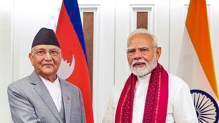 பாங்காக்கில் பிம்ஸ்டெக் உச்சி மாநாட்டினிடையே நேபாள பிரதமா் கே.பி.சா்மா ஓலியை சந்தித்துப் பேசிய பிரதமா் மோடி.