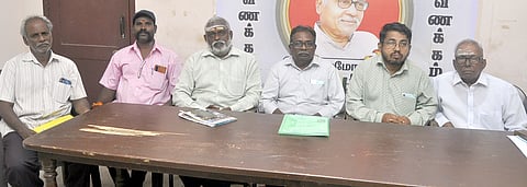 புதுச்சேரியில் செய்தியாளா்களுக்கு வெள்ளிக்கிழமை பேட்டியளித்த அரசு ஊழியா் சம்மேளனத்தின் கௌரவத் தலைவா் எம்.பிரேமதாசன்.