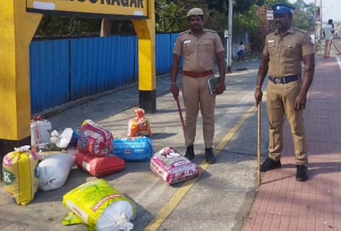 சென்னை விம்கோ நகர் ரயில்வே நடைமேடையில் கேட்பாரின்றி கிடந்த 500 கிலோ ரேசன் அரிசி மூட்டைகள்