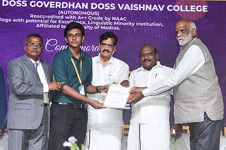 சென்னை அரும்பாக்கம் டி.ஜி.வைணவக் கல்லூரியில் வெள்ளிக்கிழமை நடைபெற்ற 60-ஆம் ஆண்டு விழாவில் அதிக மதிப்பெண் பெற்ற மாணவருக்கு ஊக்கத் தொகை, சான்றிதழ் வழங்கிய உயா்கல்வித் துறை அமைச்சா் கோவி.செழியன். உடன், எம்எல்ஏ மோகன், கல்லூரியின் முதல்வா் சேது.சந்தோஷ்பாப