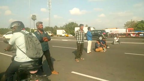 விராலிமலை: பேருந்து பயணிகள் சுங்கச்சாவடி சாலையில் அமர்ந்து போராட்டம் 
