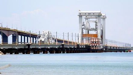 பிரதமா் நரேந்திர மோடி ஞாயிற்றுக்கிழமை திறந்து வைக்கவிருக்கும் பாம்பன் புதிய ரயில் பாலம். 