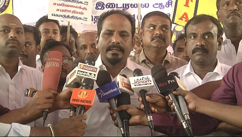இடைநிலை பதிவு மூப்பு ஆசிரியர்கள் இயக்கத்தின் மாநில பொதுச் செயலாளர் ராபர்ட் 