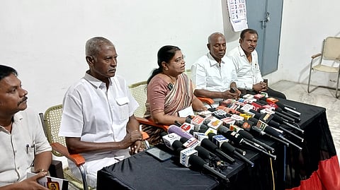 செய்தியாளா்களிடம் பேசுகிறாா் அமைச்சா் பெ.கீதா ஜீவன்.