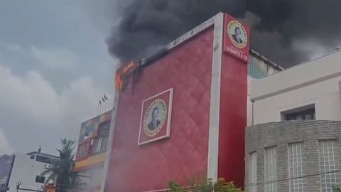 தனியார் ஷோரூமில் தீ விபத்து