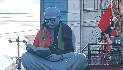 தஞ்சாவூர் பழைய பேருந்து நிலையம் அருகே உள்ள பேரறிஞர் அண்ணா சிலை மீது திமுக-பாஜக கொடியை இணைத்து போடப்பட்டிருந்ததால் பரபரப்பு