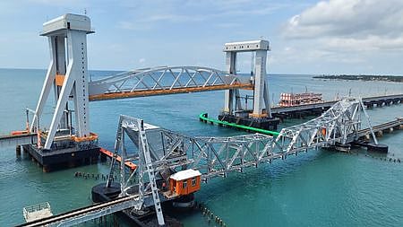 பாம்பன் புதிய ரயில் பாலத்தில் தொழில்நுட்பக் கோளாறுக்கு உள்ளாகி கீழே இறக்க முடியாத நிலையில் இருந்த செங்குத்து தூக்குப் பாலம் பகுதி.