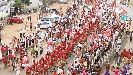 மதுரையில் மாா்க்கிஸ்ட் கம்யூனிஸ்ட் கட்சி 24 ஆவது அகில இந்திய மாநாட்டையொட்டி ஞாயிற்றுக்கிழமை நடைபெற்ற செந்தொண்டா் அணிவகுப்பு பேரணி.
 