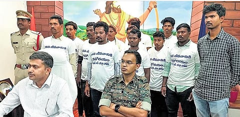 சரணடைந்த மாவோயிஸ்டுகள்  உடன் அதிகாரிகள்