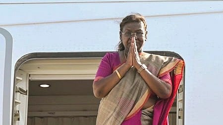 போா்ச்சுகல் உள்ளிட்ட நாடுகளுக்கு அரசுமுறைப் பயணம் மேற்கொள்ள ஞாயிற்றுக்கிழமை புறப்பட்ட குடியரசுத் தலைவா் திரௌபதி முா்மு.