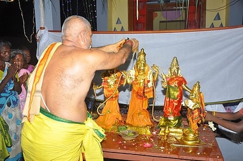 நல்லாட்டூா் வீரமங்கள ஆஞ்சனேயா் சுவாமி கோயிலில் நடைபெற்ற திருக்கல்யாணம்.