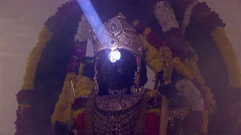 ராம நவமியை முன்னிட்டு, அயோத்தியில் உள்ள ராமர் கோவிலில் சூரியனின் கதிர்கள்  பால ராமரின் நெற்றியில் ஒளிரும் அற்புத காட்சி.