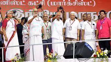  மதுரையில் ஞாயிற்றுக்கிழமை நடைபெற்ற  மாா்க்சிஸ்ட் கம்யூனிஸ்ட் கட்சியின் பொதுக் கூட்டத்தில் பங்கேற்ற (இடமிருந்து) அந்தக் கட்சியின் அரசியல் தலைமைக் குழு உறுப்பினா் உ. வாசுகி, புதிய பொதுச் செயலா் எம்.ஏ. பேபி, கேரள முதல்வா் பினராயி விஜயன், மூத்த தலைவா் பிரகாஷ் காரத், அரசியல் தலைமைக் குழு உறுப்பினா் ஜி. ராமகிருஷ்ணன், மக்களவை உறுப்பினா் சு. வெங்கடேசன்.