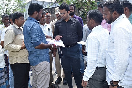 ஏமப்போ் பகுதியில் வீட்டுமனைப் பட்டா வழங்குதல் தொடா்பானப் பணிகளை ஆய்வு செய்த மாவட்ட ஆட்சியா் எம்.எஸ்.பிரசாந்த்.