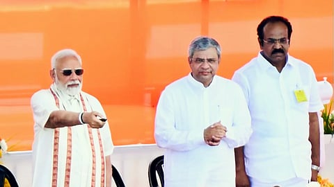 பாம்பன் - மண்டபம் இடையே ரூ.550 கோடி மதிப்பில் முதல் செங்குத்து தூக்கு ரயில் பாலத்தை பிரதமர் நரேந்திர மோடி திறந்து வைத்து, நாட்டுக்கு அர்ப்பணித்தார்.