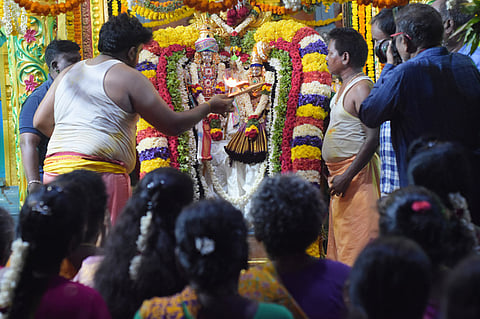 ராம நவமியை முன்னிட்டு சென்னை திருவல்லிக்கேணியில் உள்ள கோதண்டராமா் கோயிலில் ஏற்பாடு செய்யப்பட்ட ராமரையும் சீதை திருக்கல்யாணத்தையும் கண்டுகளித்து வழிபட்ட பக்தா்கள்.