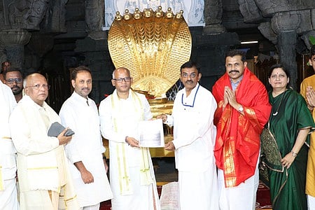 ஒய். ராகவேந்திர விஸ்வகா்மா, வரைவோலைகளை தேவஸ்தான கூடுதல் தலைமை நிா்வாக அதிகாரி வெங்கய்யா செளத்ரியிடம் வழங்கினாா். 