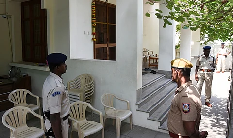 திருச்சி தில்லை நகரில் அமைச்சர் கே.என். நேரு வீட்டில் சோதனையில் ஈடுபட்ட அமலாக்கத் துறையினர்.
