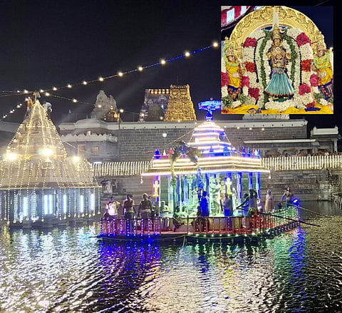 வண்ண மின் விளக்குகளால் அலங்கரிக்கப்பட்ட தெப்பத்தில் லட்சுமி, சரஸ்வதி தேவியருடன்  பவனி வந்த உற்சவா் காமாட்சி அம்மன்.