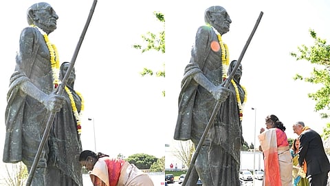 போர்ச்சுகல் நாட்டில் மகாத்மா காந்தியின் சிலைக்கு குடியரசுத் தலைவர் திரௌபதி முர்மு மலர் தூவி மரியாதை செலுத்தினார். 