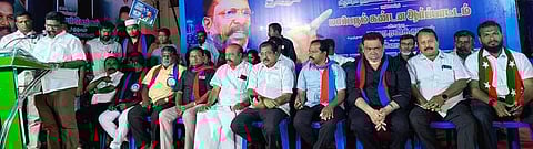 திண்டிவனத்தில் நடைபெற்ற விசிக ஆா்ப்பாட்டத்தில் பேசிய அக்கட்சியின் பொதுச் செயலா் துரை.ரவிக்குமாா் எம்.பி.