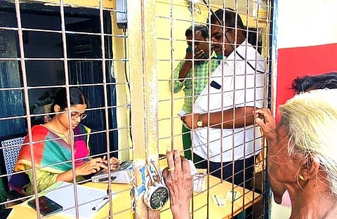 அரசிராமணி செட்டிப்பட்டியில் உள்ள நியாயவிலைக் கடையில் செவ்வாய்க்கிழமை ஆய்வுசெய்த சங்ககிரி கோட்டாட்சியா் ந.லோகநாயகி.