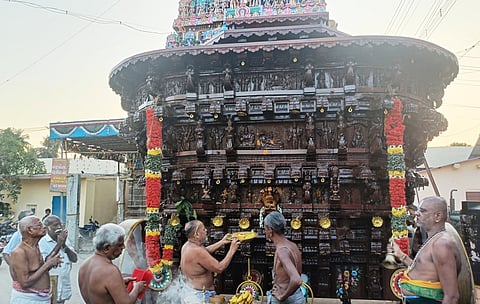 திருஇந்தளூா் பரிமள ரெங்கநாதா் கோயிலில் தோ் வெள்ளோட்டத்தை முன்னிட்டு நடைபெற்ற அபிஷேகம்.