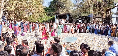 தகட்டூா் மாப்பிள்ளை வீரன் கோயிலில் நோ்ந்திக் கடனாக பக்தா்கள் செலுத்திய சுடுமண் குதிரை உள்ளிட்ட சிலைகள்.