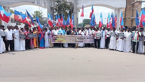 திருவாரூரில் ஆா்ப்பாட்டத்தில் ஈடுபட்ட விடுதலைச் சிறுத்தைகள் கட்சியினா்.