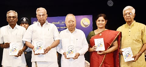 ’சென்னை கிருஷ்ண கான சபாவில் செவ்வாய்க்கிழமை நடைபெற்ற நூல் வெளியீட்டு விழாவில் ‘வேதம் புதுமை செய்’ நூலை வெளியிட்ட (இடமிருந்து)  வானதி பதிப்பகம் முனைவா் வானதி இராமநாதன், நாகாலாந்து ஆளுநா் இல.கணேசன், தொழிலதிபா் நல்லி குப்புசாமி, நூலாசிரியா் கோதை ஜோதிலட்சுமி .