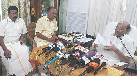 திண்டிவனத்தை அடுத்துள்ள தைலாபுரம் தோட்டத்தில் வியாழக்கிழமை செய்தியாளா்களுக்கு பேட்டியளித்த பாமக நிறுவனா், தலைவா் ச.ராமதாஸ்.