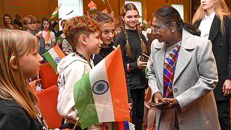 ஸ்லோவாகியா தலைநகா் பிராட்டிஸ்லாவாவில் அந்நாட்டு மாணவா்களுடன் குடியரசுத் தலைவா் திரௌபதி முா்மு.