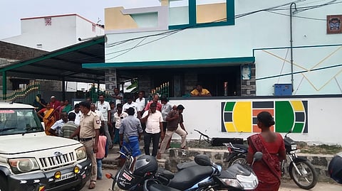 தீ விபத்து ஏற்பட்டுள்ள நாமக்கல் மக்களவை உறுப்பினர் வி.எஸ். மாதேஸ்வரன் வீடு