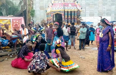  வாழப்பாடி புதுப்பட்டி மாரியம்மன் கோயிலில் புதன்கிழமை நடைபெற்ற தெருக்கூத்தில் பெண் வேடமிட்டு நடனமாடிய இளைஞா்கள்.  