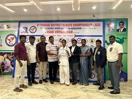 சிறப்பிடம் பெற்ற மாணவிக்கு சான்றிதழ் வழங்கினாா் கே.ஆா்.பி. இளங்கோ.