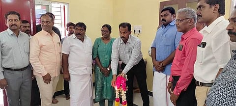 நூலக இணைப்புக் கட்டடத்தில் குத்துவிளக்கேற்றுகிறாா்  ஆட்சியா் ஏ.கே.கமல்கிஷோா். உடன் ராணிஸ்ரீகுமாா் எம்.பி., ஈ.ராஜா எம்.எல்.ஏ. உள்ளிட்டோா்.