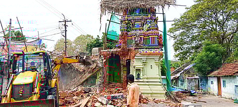 ஏழை மாரியம்மன் கோயில் இடிக்கும் பணி தொடங்கியது 