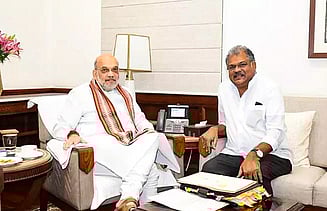 சென்னையில் மத்திய உள்துறை அமைச்சா் அமித் ஷாவை வெள்ளிக்கிழமை சந்தித்துப் பேசிய தமாகா தலைவா் ஜி.கே.வாசன்.