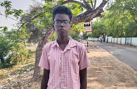 தந்தை இறந்த நிலையில், வெள்ளிக்கிழமை பத்தாம் வகுப்பு தேர்வு எழுதச்சென்ற சாலைகிராமம் அரசு மேல்நிலைப்பள்ளி மாணவர் நித்திஷ்குமார்.