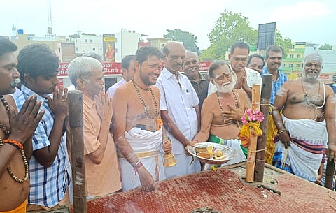 வெள்ளிக்கிழமை காலை நடைபெற்ற திருத்தேர் அலங்காரப் பணிக்கான ஆயக்கால் பூஜை.