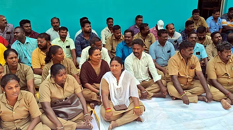 புதுச்சேரியில் இரண்டு நாள்களாக நடைபெற்று வந்த போக்குவரத்துத் துறை ஒப்பந்த ஊழியா்கள் வேலைநிறுத்தப் போராட்டம் திரும்பப் பெறப்பட்டுள்ளது. 