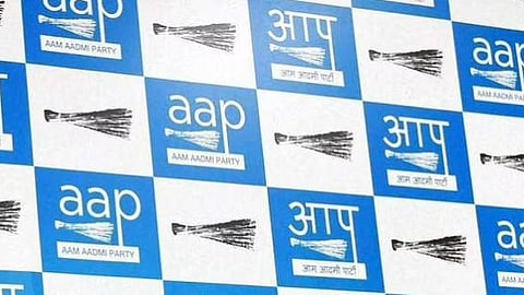 கூடுதல் பயனா் கட்டணம் விவகாரம்: எம்சிடி ஆணையரை நீக்க ஆம் ஆத்மி கோரிக்கை