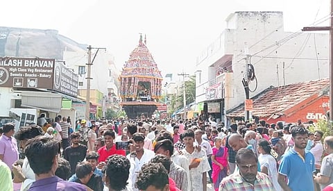 நாமக்கல் நரசிம்மர் சுவாமி கோயில் திருத்தேரோட்டத்தை முன்னிட்டு தேரை வடம் பிடித்து இழுத்த பக்தர்கள்.