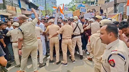 அஸ்ஸாம் மாநிலம் சில்சாரில் வக்ஃப் திருத்தச் சட்டத்துக்கு எதிராக தடையை மீறி திரண்டவா்களைக் கட்டுப்படுத்திய போலீஸாா்.