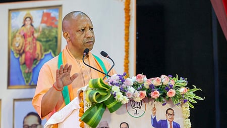 லக்னௌவில் நடைபெற்ற நிகழ்ச்சியில் பேசிய உ.பி. முதல்வா் யோகி ஆதித்யநாத்.